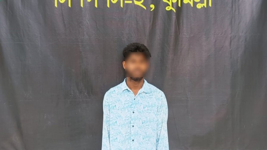 ডিবির জ্যাকেট-হ্যান্ডকাফ-মাদকসহ একজন গ্রেফতার