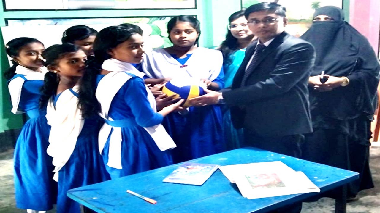 বগুড়ার কাহালুর বিভিন্ন দপ্তর পরিদর্শনে বগুড়ার জেলা প্রশাসক