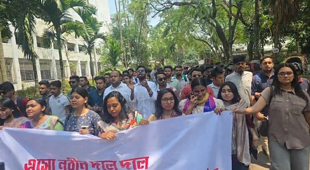 নবীন শিক্ষার্থীদের স্বাগত জানিয়ে ঢাবি ছাত্রদলের মিছিল