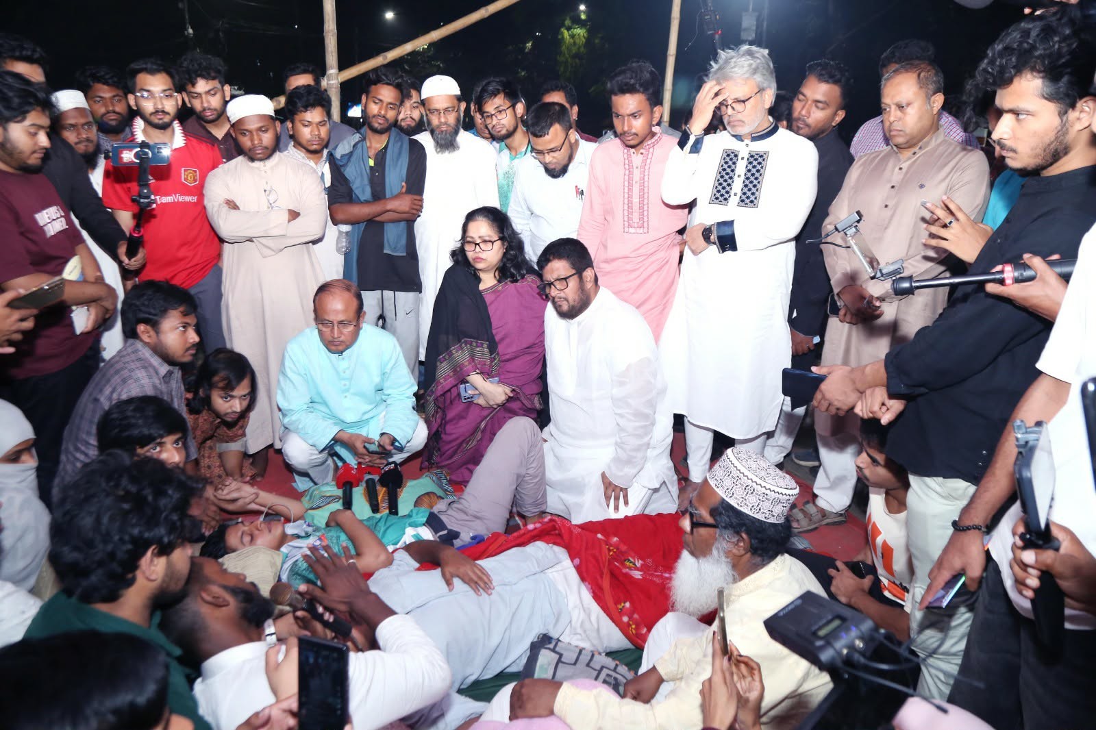 ঢাবিতে অনশনরত শিক্ষার্থীদের খোঁজ নিলেন উপাচার্য