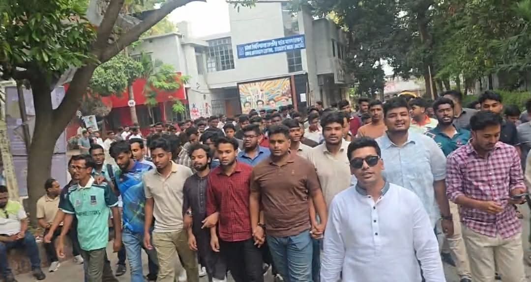 কৃষি কার্ড বিতরণ উপলক্ষে ঢাবিতে ছাত্রদলের আনন্দ মিছিল