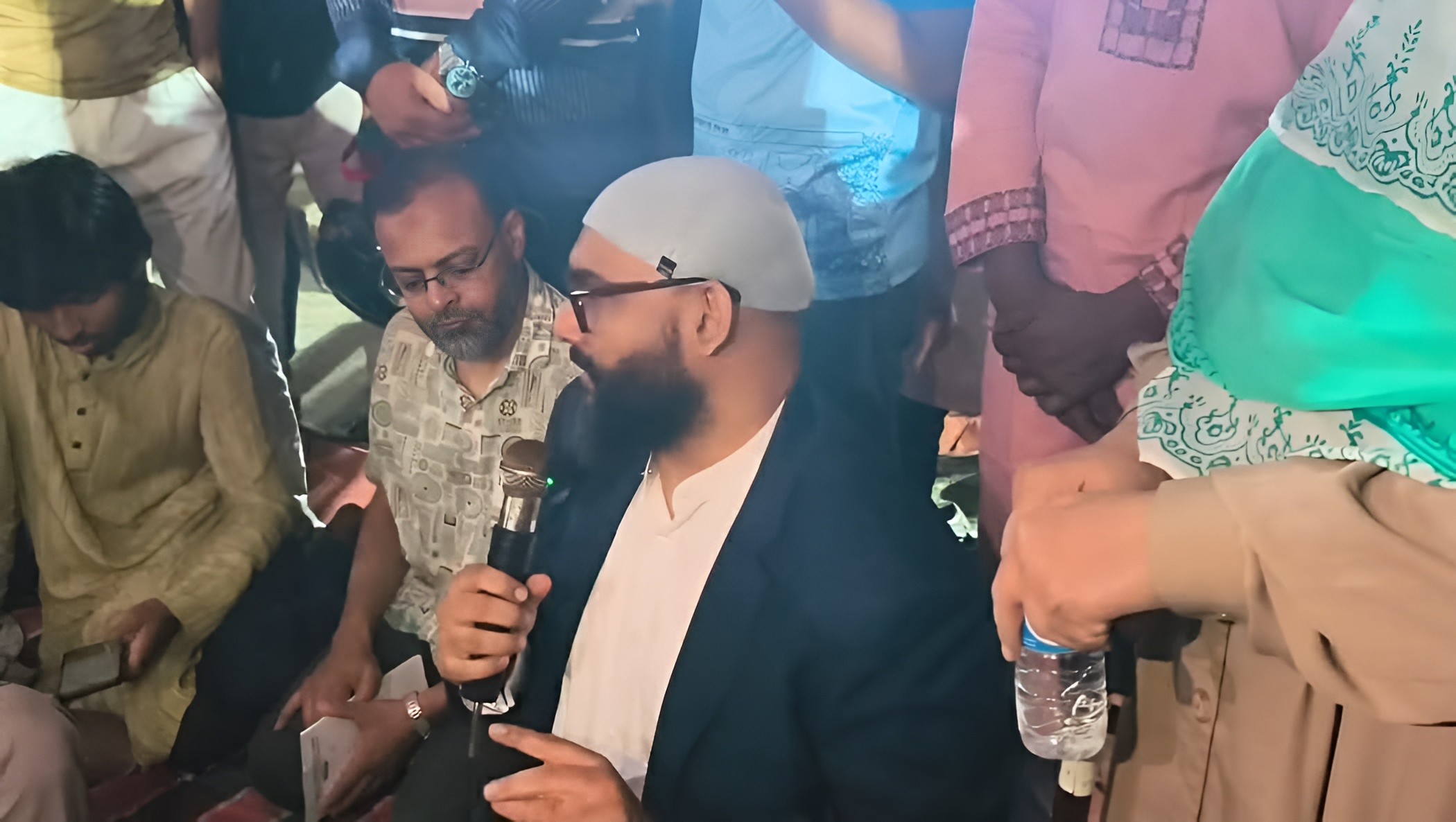 ঢাবিতে অনশনরত শিক্ষার্থীদের সাথে সংহতি জানাতে রাজু ভাস্কর্যে ব্যারিস্টার আরমান