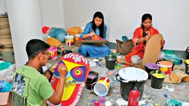 বৈশাখকে বরণ করে নিতে বর্ণিল সাজে ঢাকা বিশ্ববিদ্যালয়ের চারুকলা