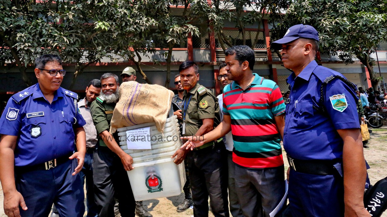 কাল বগুড়া সদর আসনে উপনির্বাচন, কেন্দ্রে কেন্দ্রে যাচ্ছে নির্বাচনি সরঞ্জাম