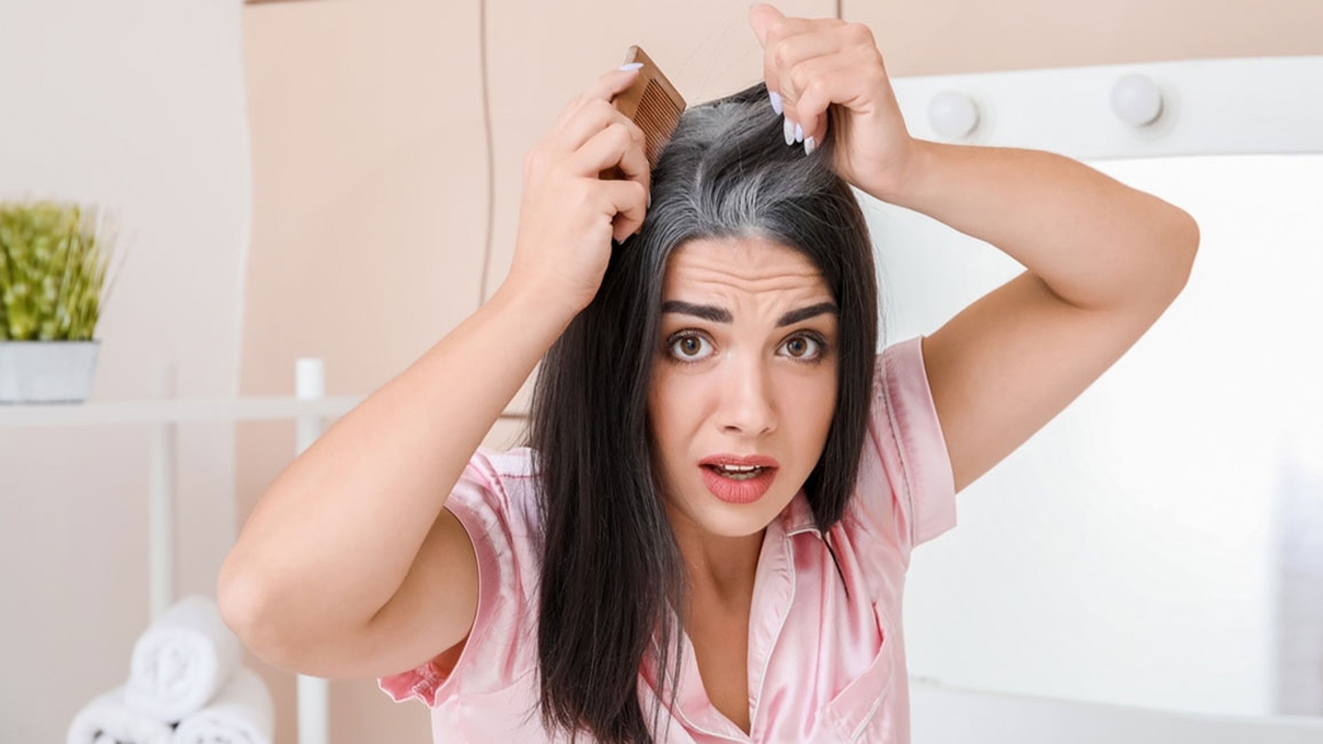 কম বয়সেই চুল পাকে কেন?