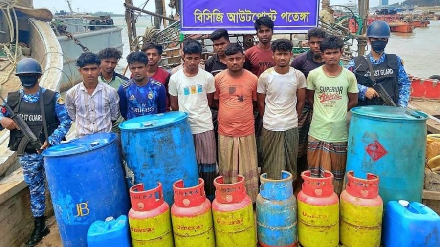 মিয়ানমারে পাচারকালে ৬ হাজার লিটার ডিজেলসহ আট রোহিঙ্গা আটক