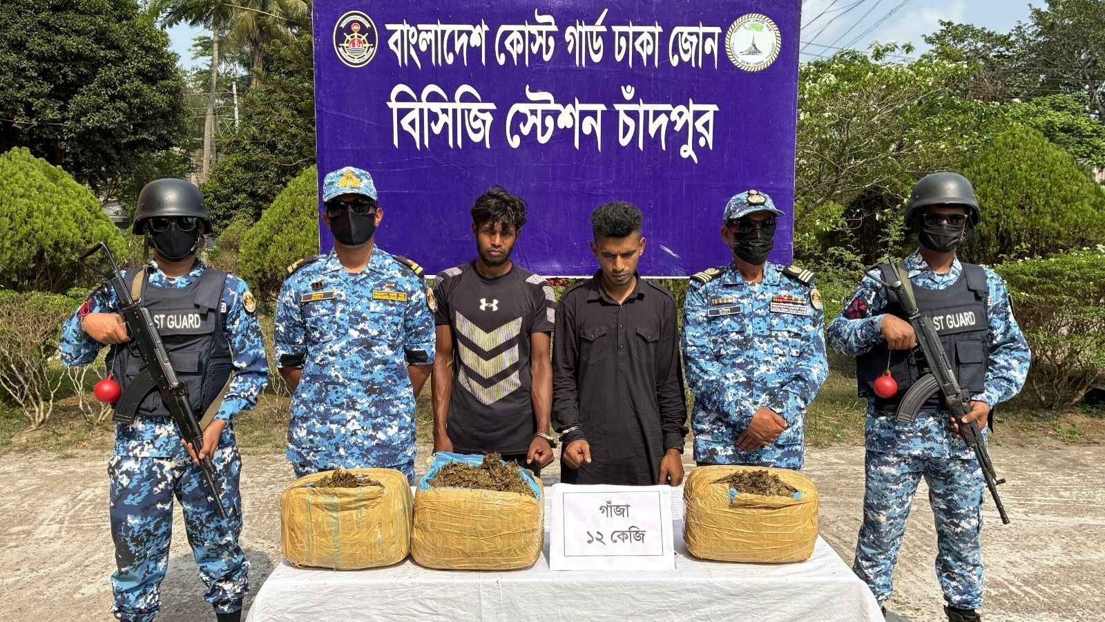 চাঁদপুরে যাত্রীবাহী বোট থেকে মাদকসহ দুই কারবারি আটক