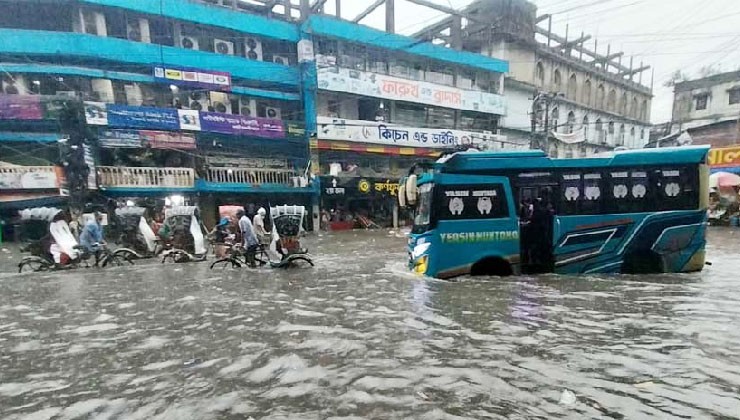 কয়েক ঘণ্টার বৃষ্টিতেই চট্টগ্রাম প্লাবিত, জনদুর্ভোগ চরমে