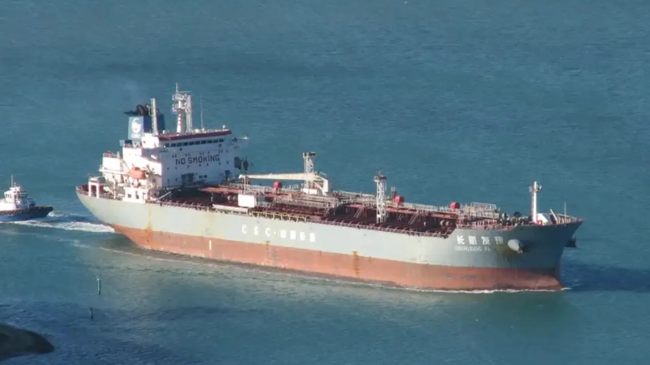 সিঙ্গাপুর থেকে ডিজেল নিয়ে চট্টগ্রাম বন্দরে পৌঁছেছে চীনা জাহাজ