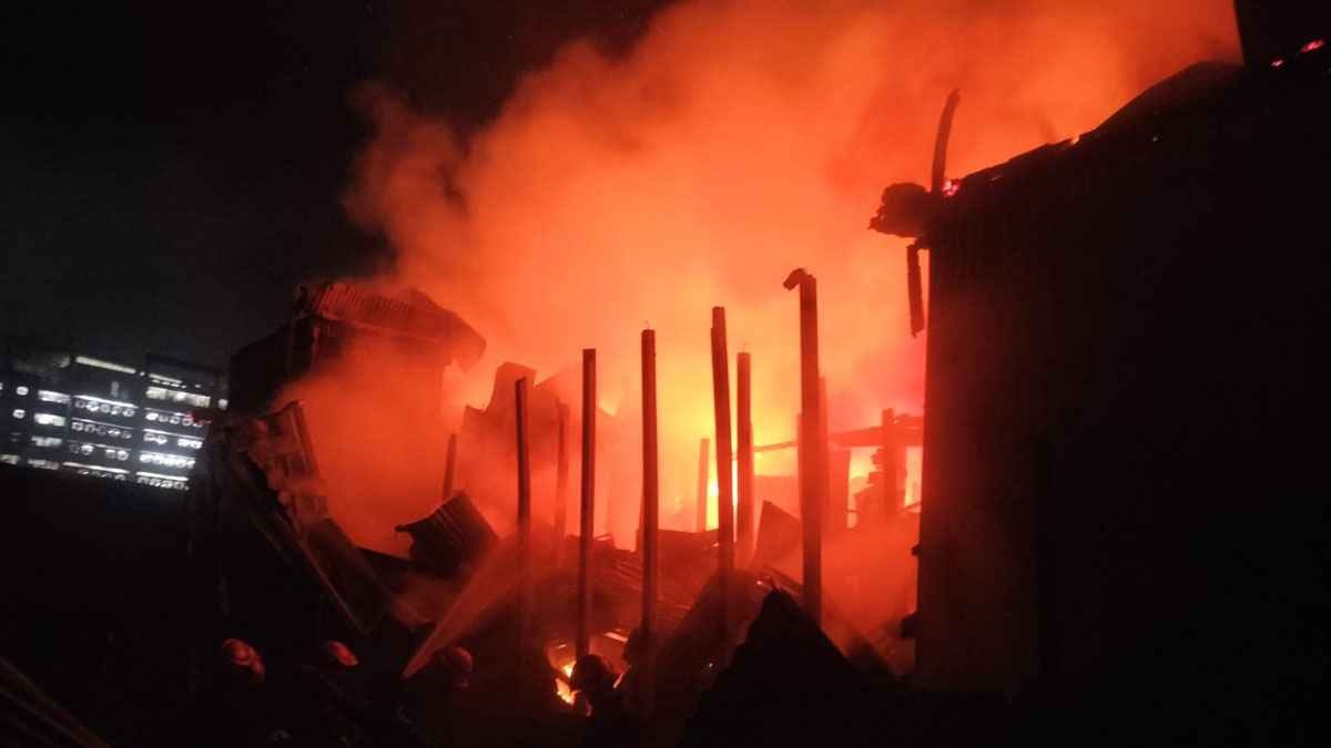 গাজীপুরের মিলগেইট বস্তিতে আগুন নিয়ন্ত্রণে , পুড়ে গেছে অর্ধশতাধিক ঘর