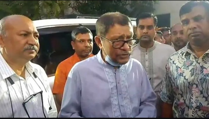 খালেদা জিয়ার গৃহকর্মী ফাতেমার ভাতিজিকে দেখতে হাসপাতালে স্বাস্থ্যমন্ত্রী