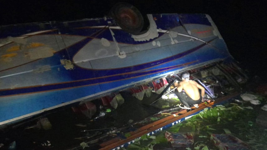 দাউদকান্দিতে বাস খাদে পড়ে নিহত ১