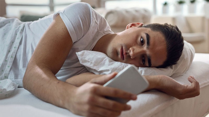 ঘুম থেকে উঠেই ফোন হাতে নেন? কী ক্ষতি হচ্ছে জানুন