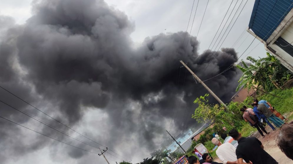 ডেমরায় কারখানায় ভয়াবহ আগুন, আহত ১