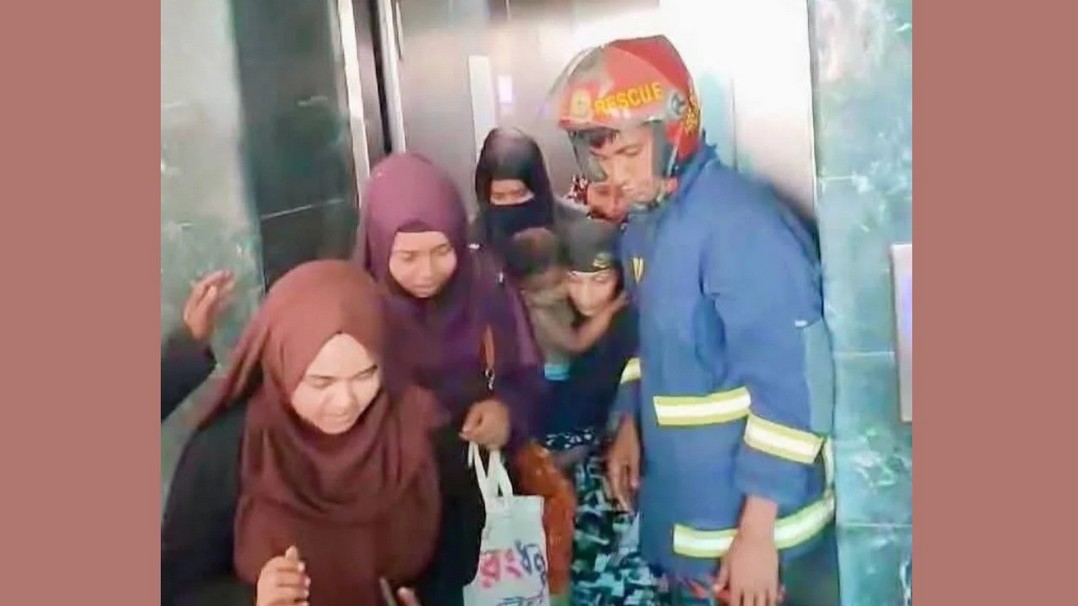 মাদারীপুরে লিফটে আটকে পড়া ৭ নারীকে উদ্ধার করলেন ফায়ার সার্ভিসের কর্মীরা