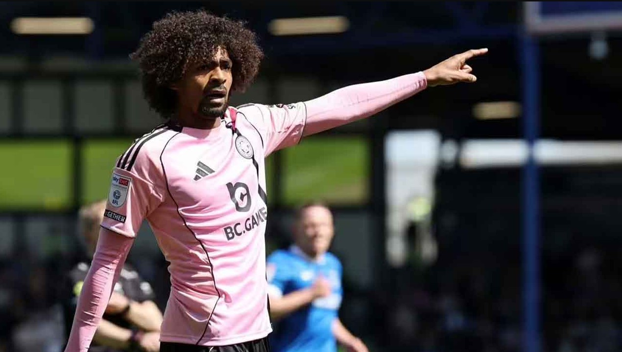 হামজাকে দর্শকের আপত্তিকর মন্তব্য, প্রতিবাদ করায় পেলেন কার্ড