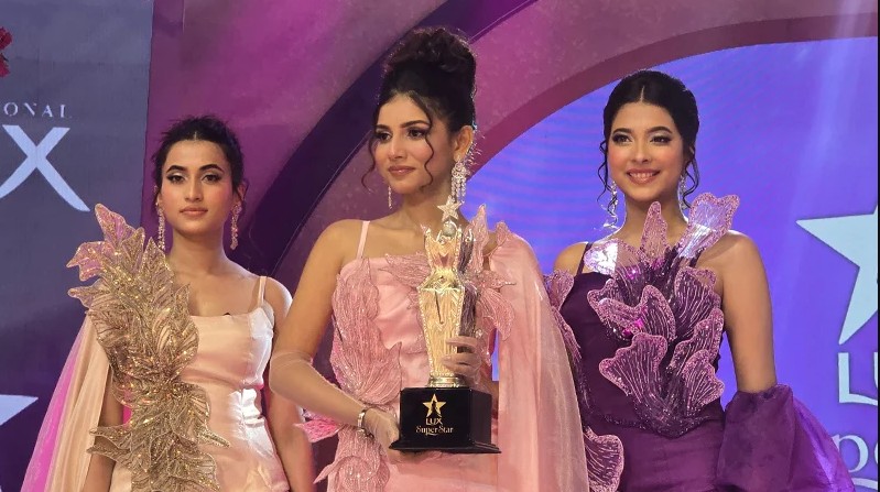 লাক্স সুপারস্টার হলেন বর্ণিতা