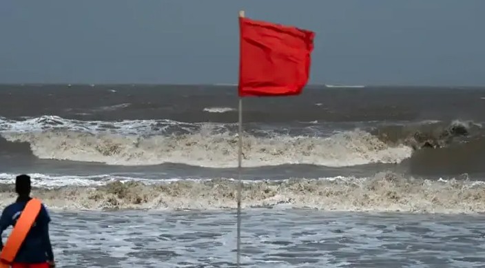 সমুদ্র বন্দরে তিন ও নদী বন্দরে দুই নম্বর সতর্ক সংকেত