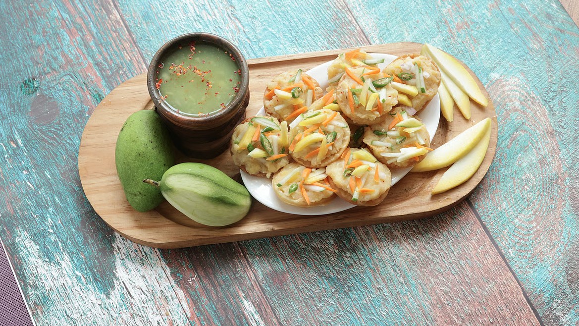 ছুটির বিকেলে বানাতে পারেন কাঁচা আমের ভেলপুরি