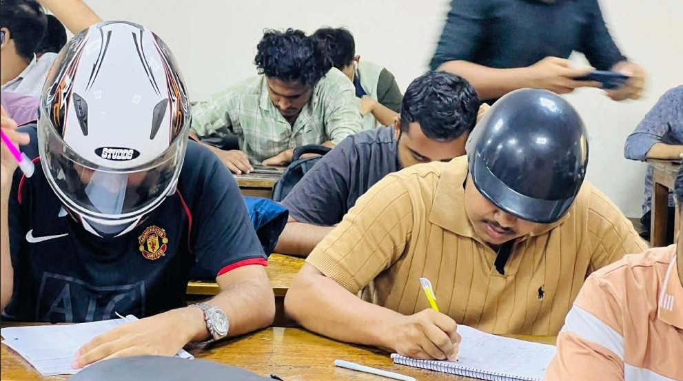 জবিতে হেলমেট পরে পরীক্ষা দিচ্ছেন শিক্ষার্থীরা
