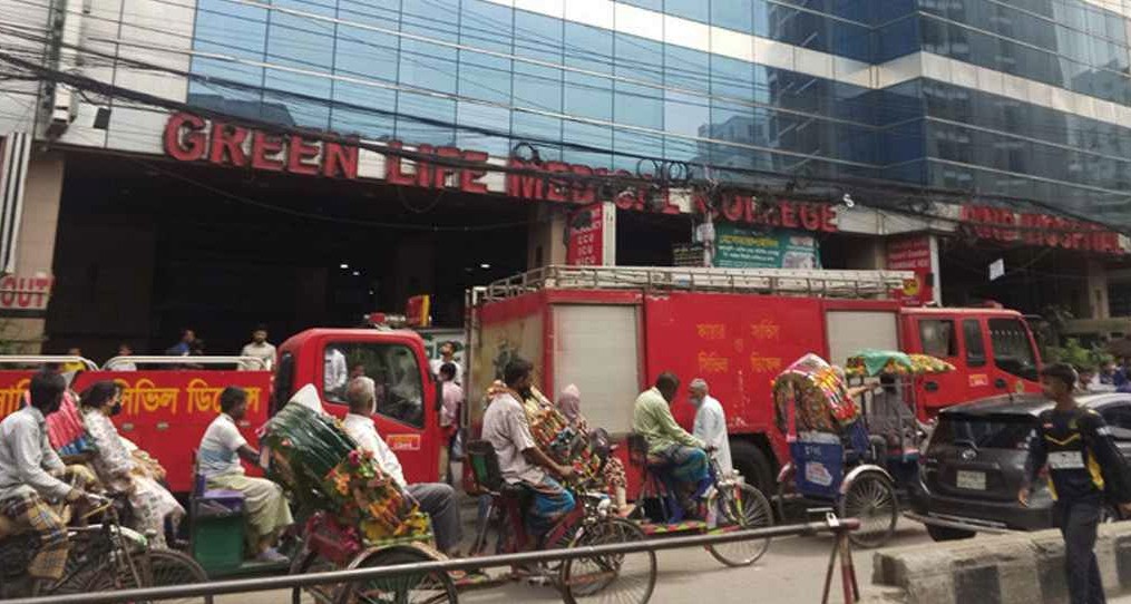 রাজধানীর গ্রিন লাইফ হাসপাতালে আগুন