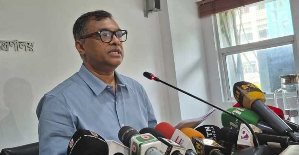 জ্বালানি তেলের মজুত পর্যাপ্ত, আতঙ্কিত হয়ে কেনা বন্ধ না হওয়ায় সরবরাহ চেইনে বিঘ্ন ঘটছে