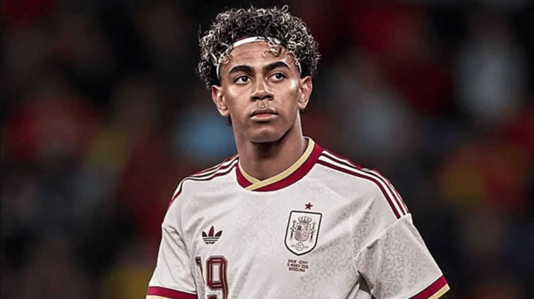 ‘আমি মুসলিম, আলহামদুলিল্লাহ’, ইসলামবিদ্বেষী স্লোগানে ইয়ামালের প্রতিবাদ