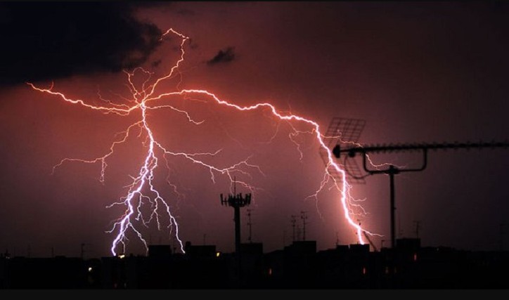 ৭ জেলায়  বজ্রাঘাতে প্রাণ গেল ১২ জনের