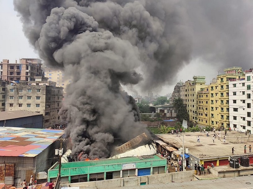 নিয়ন্ত্রণে কদমতলীর গ্যাসলাইট কারখানায় লাগা আগুন