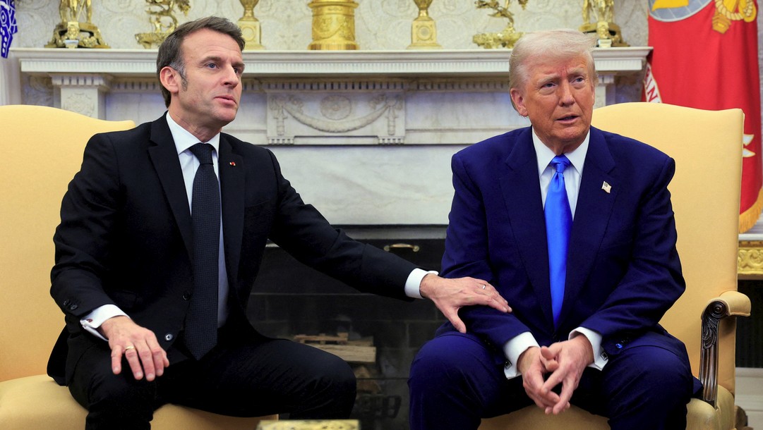 ফ্রান্সের সহযোগিতা না পেয়ে ম্যাক্রোঁকে স্ত্রীর ঘুষি খাওয়া নিয়ে কটাক্ষ ট্রাম্পের
