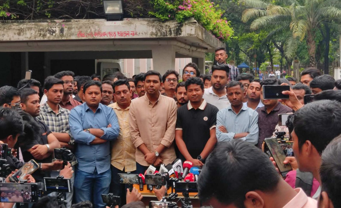 গুজব-অপতথ্য বন্ধে ঢাবি উপাচার্যের সঙ্গে ছাত্রদলের বৈঠক 