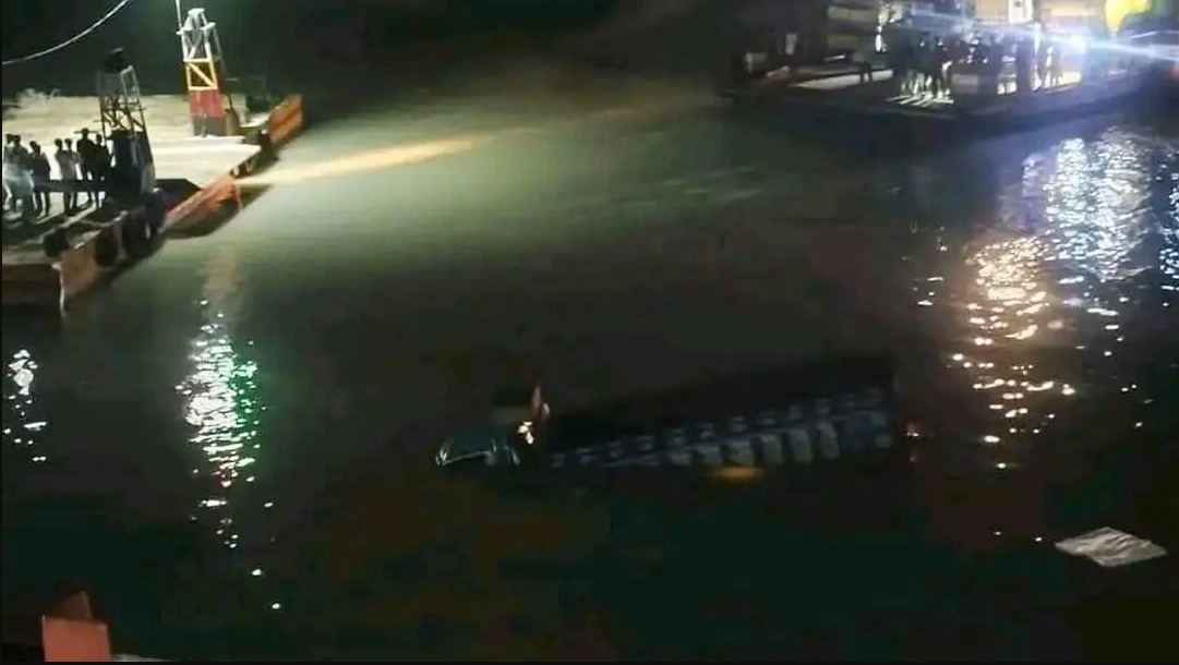 ফেরিতে উঠতে গিয়ে কর্ণফুলী নদীতে তলিয়ে গেল ট্রাক