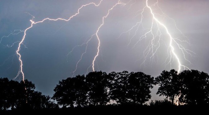 দেশে বজ্রাঘাতে ৬ কৃষকসহ ৯ জনের মৃত্যু