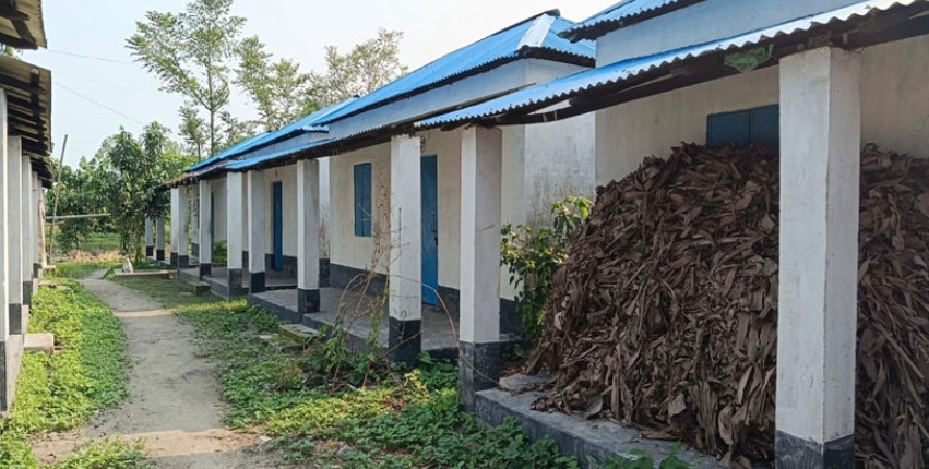 কুড়িগ্রামের রাজারহাটে দিন দিন ফাঁকা হচ্ছে  সরকারি আবাসন প্রকল্প