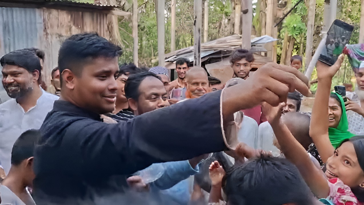 লোডশেডিংয়ের প্রতিবাদে হাসনাত আবদুল্লাহর মোমবাতি বিতরণ