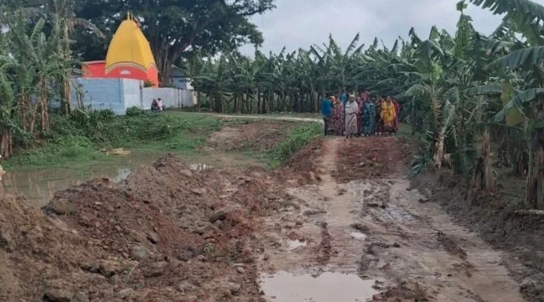জয়পুরহাটে রাতের আঁধারে মন্দিরে  যাওয়ার একমাত্র রাস্তা কেটে ফেলার অভিযোগ 