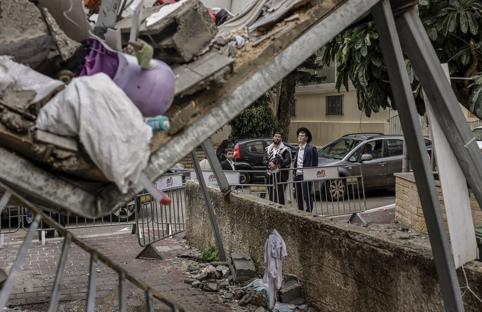 মার্কিন হামলায় ক্ষতিগ্রস্ত ক্ষেপণাস্ত্রের বাঙ্কার দ্রুত মেরামত করছে ইরান : গোয়েন্দা রিপোর্ট