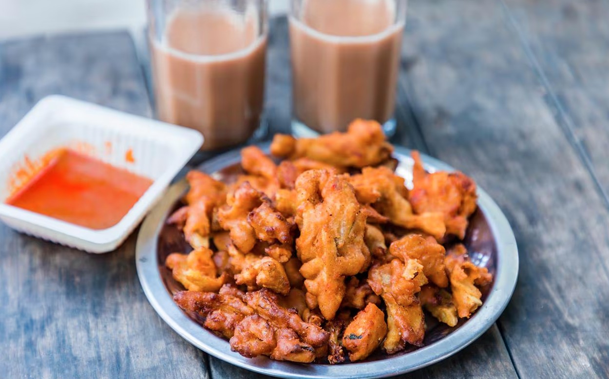 মেঘলা বিকেলে চায়ের সঙ্গী পাকোড়া