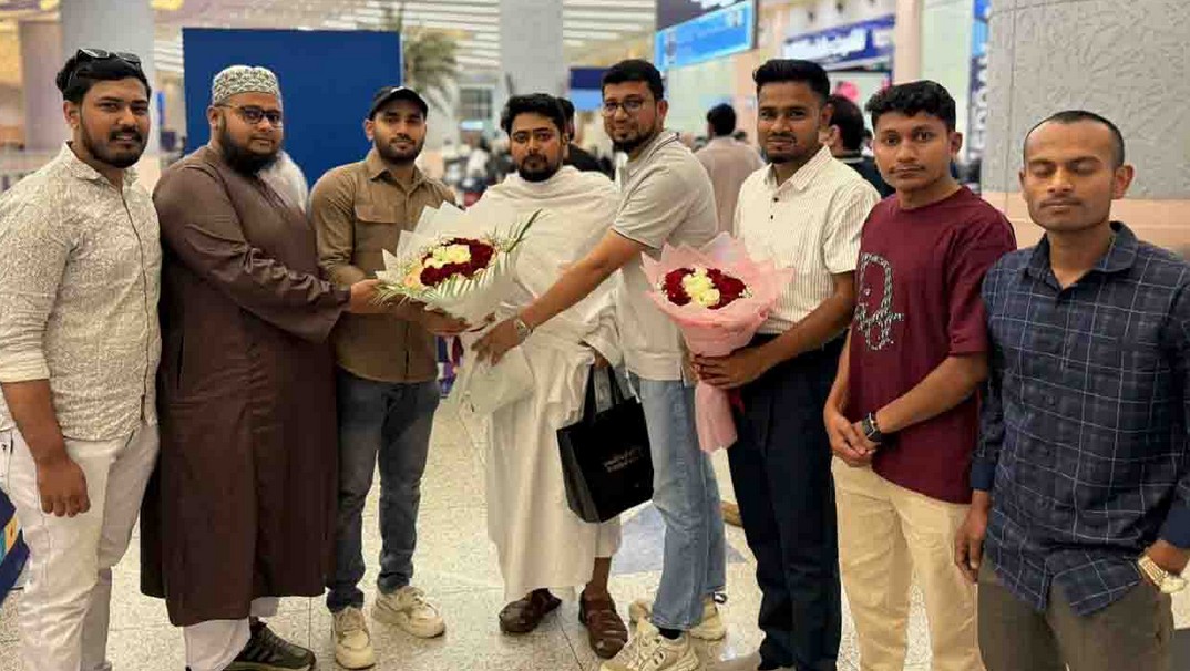 ওমরাহ শেষে আজ দেশে ফিরবেন নাহিদ ইসলাম 