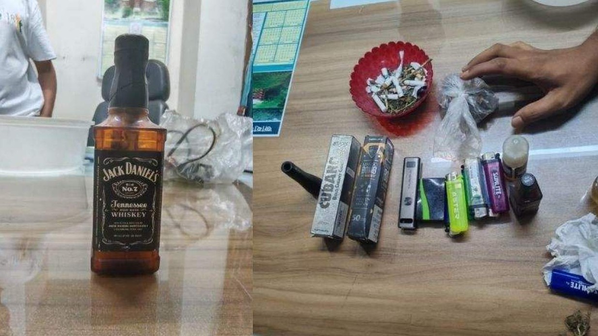 জাবির হলে মাদক সেবনরত অবস্থায় নারী শিক্ষার্থীক আটক