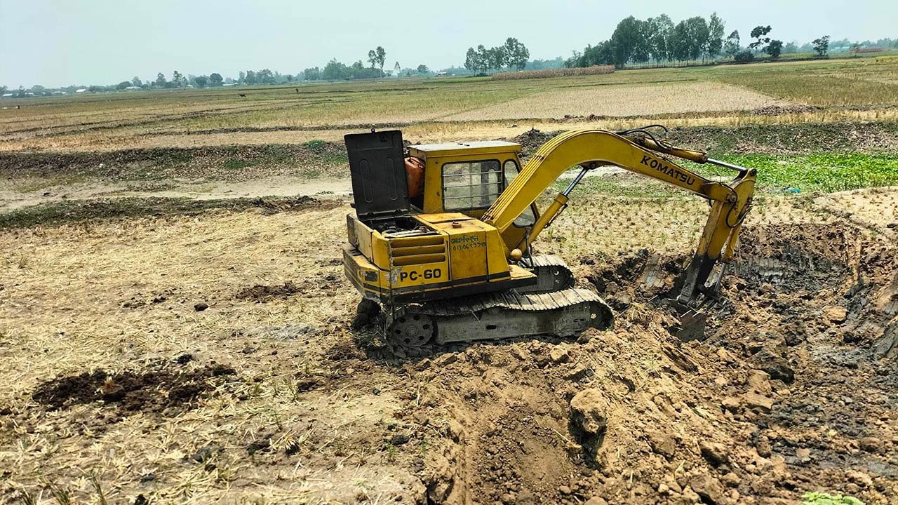 গাইবান্ধার গোবিন্দগঞ্জে অবৈধভাবে মাটি কাটায় লাখ টাকা জরিমানা
