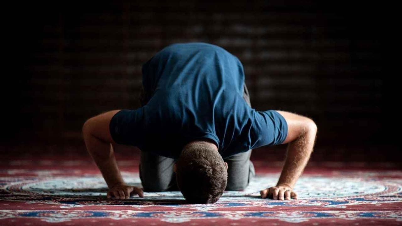 ঘুমের কারণে ফজর মিস হলে কখন এবং কীভাবে আদায় করবেন?