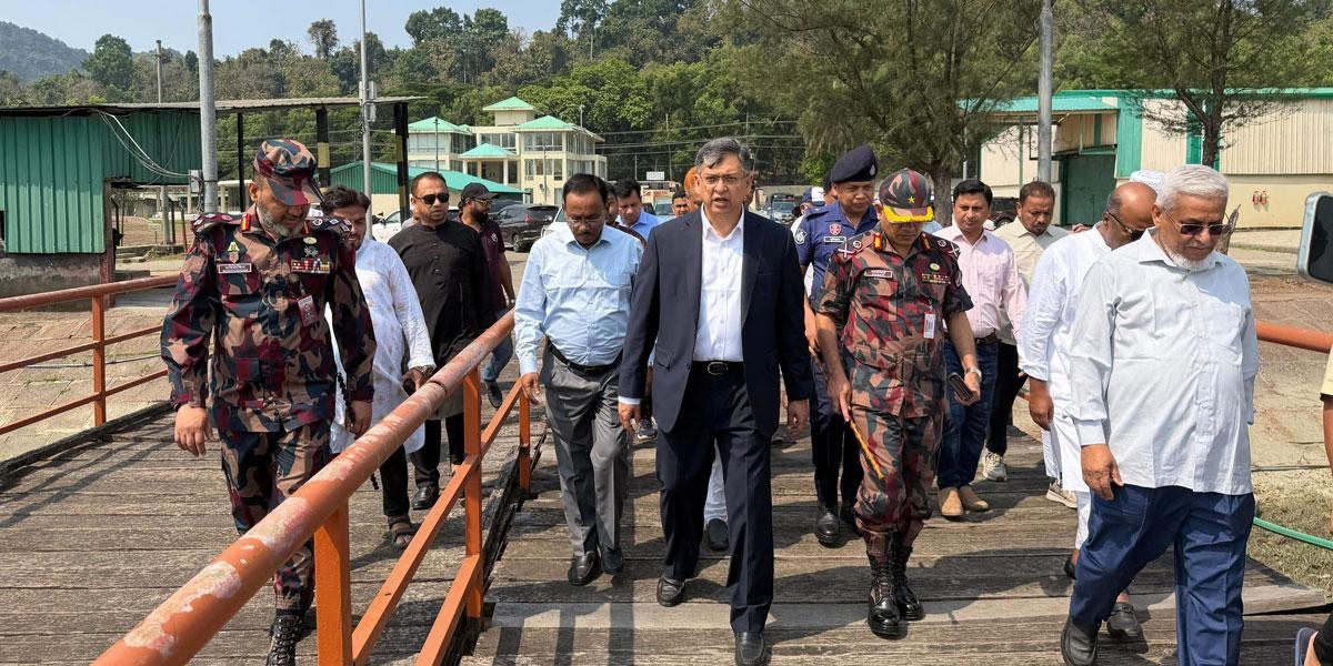 টেকনাফ স্থলবন্দর পরিদর্শন করলেন স্বরাষ্ট্রমন্ত্রী