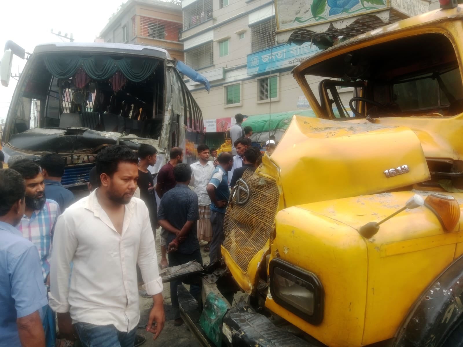 টাঙ্গাইলে বাস-ট্রাক সংঘর্ষে নিহত ২