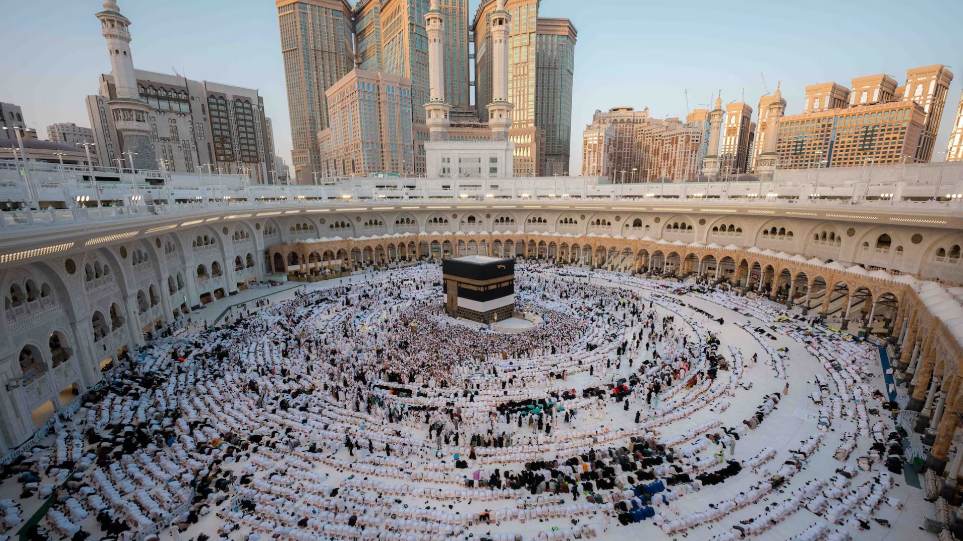 হজ পালনে কর্মীদের বেতনসহ ১৫ দিনের ছুটি দেবে সৌদি