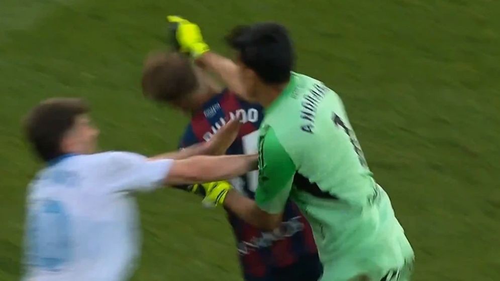 লাল কার্ডের ক্ষোভে প্রতিপক্ষকে ঘুষি মারলেন গোলকিপার