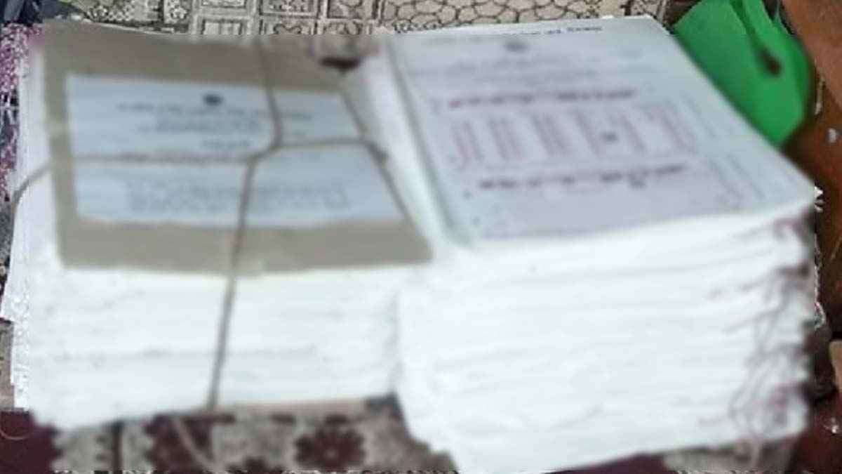 নরসিংদীর শিবপুরে রাস্তায় পাওয়া গেল এসএসসি পরীক্ষার তিন বান্ডেল খাতা