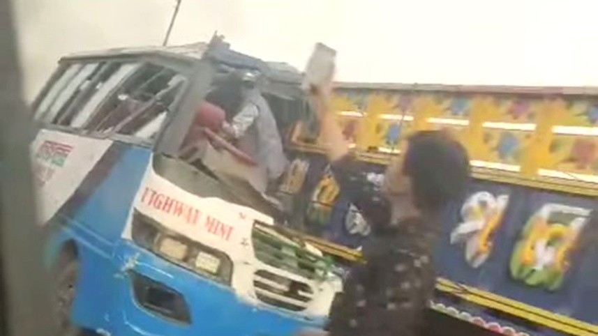 গাজীপুর ফ্লাইওভারে ট্রাক-মিনিবাস সংঘর্ষে নিহত ২, আহত ৫