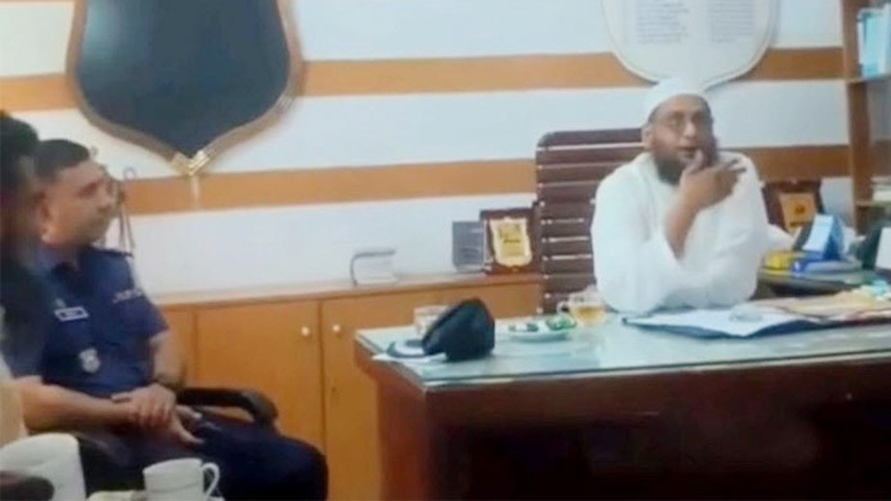 থানায় গিয়ে ওসির চেয়ারে বসলেন এমপি, ভিডিও ভাইরাল