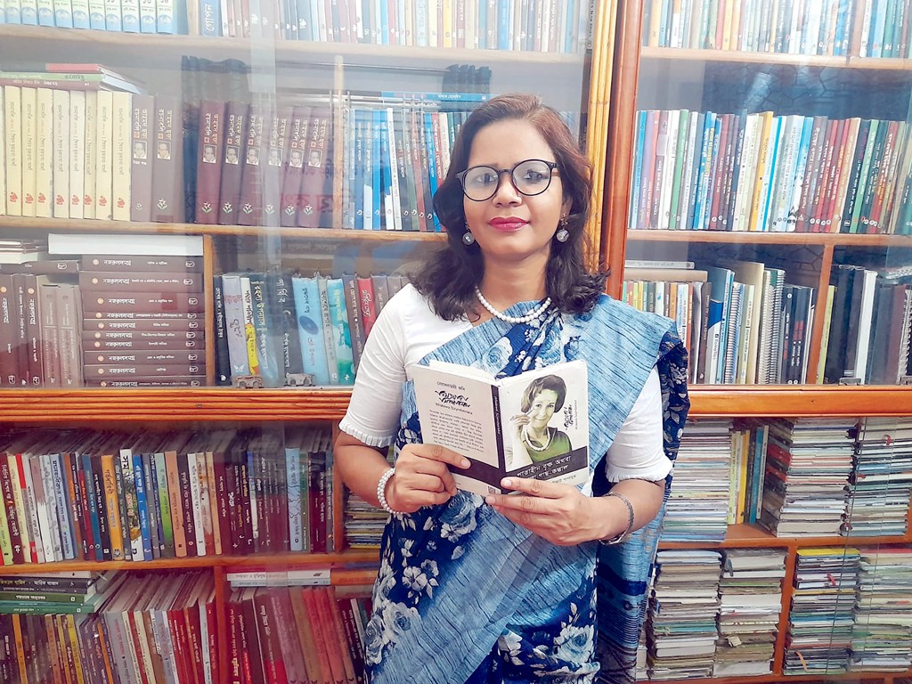 মানুষকে বইমুখী করার লড়াই চালিয়ে যাচ্ছেন মেহেনাজ